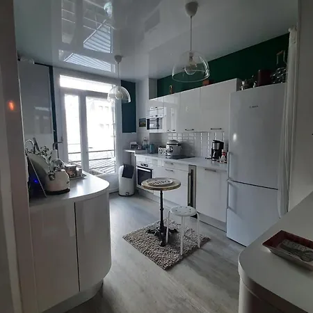 Beautiful And Spacious Flat #tours #train Station #parking